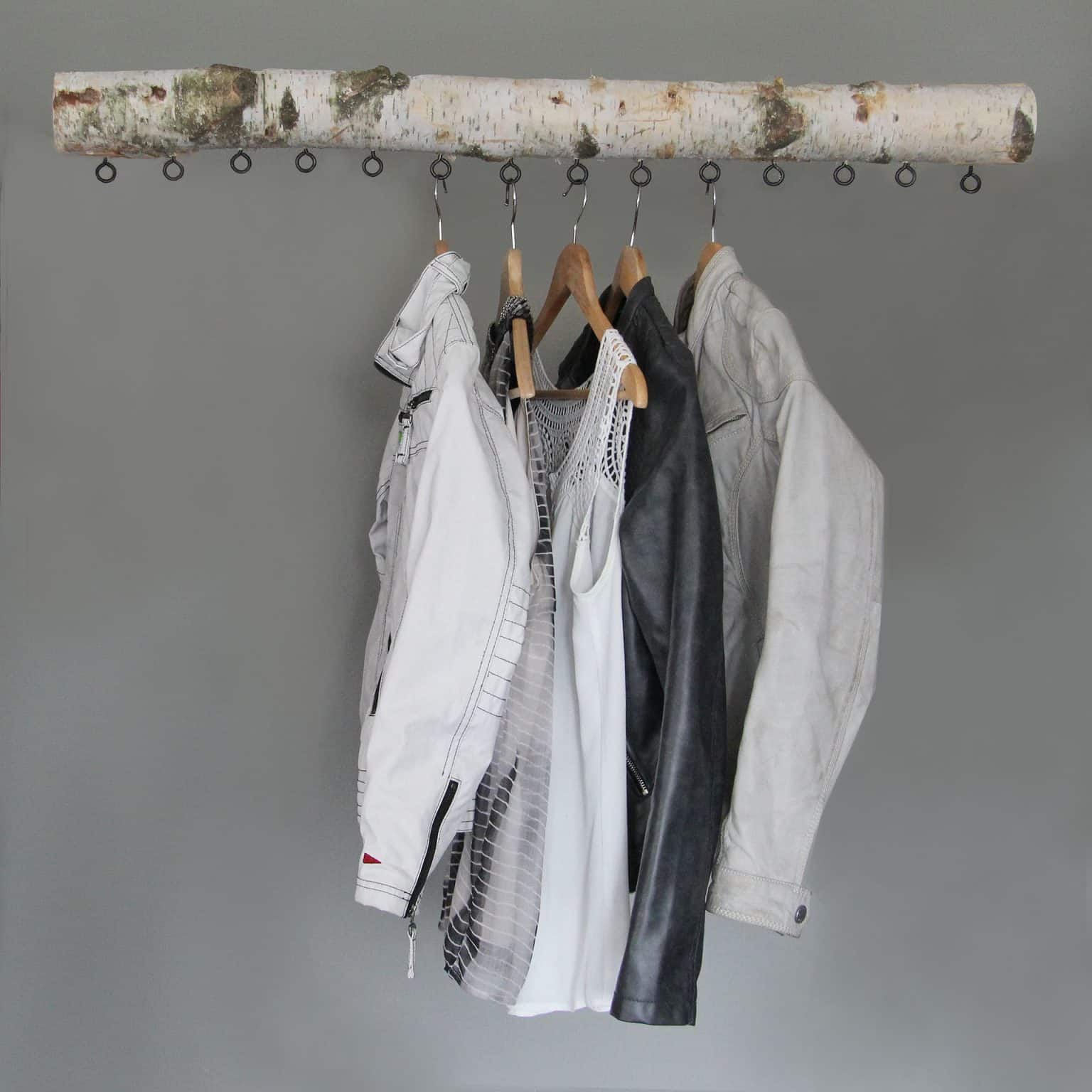 Garderobenständer aus Baumstämmen - Zweigedeko