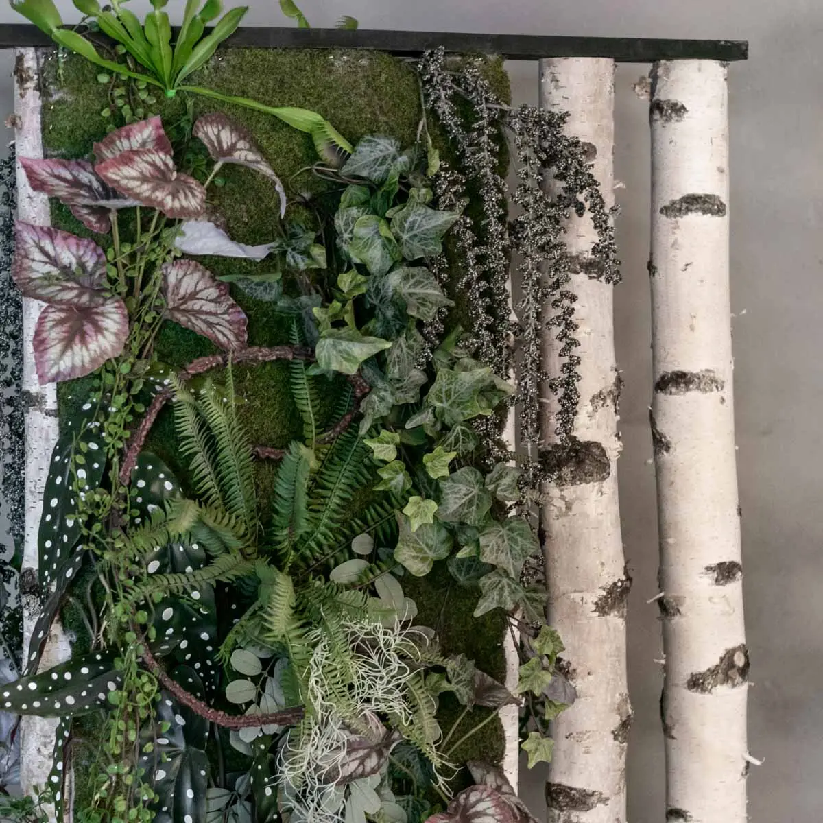 Berken Roomdivider Esben Met zwarte voet en kunstplantdecoratie, kunstplantdecoratie
