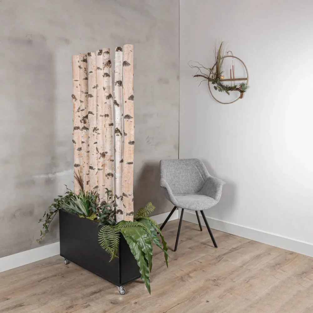 Berken Roomdivider Svea Met zwarte bak, wieltjes en kunstplant decoratie H180cm
