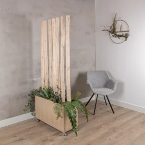 Boomstam roomdivider Disa Met naturel bak, wieltjes en kunstplantdecoratie H180cm