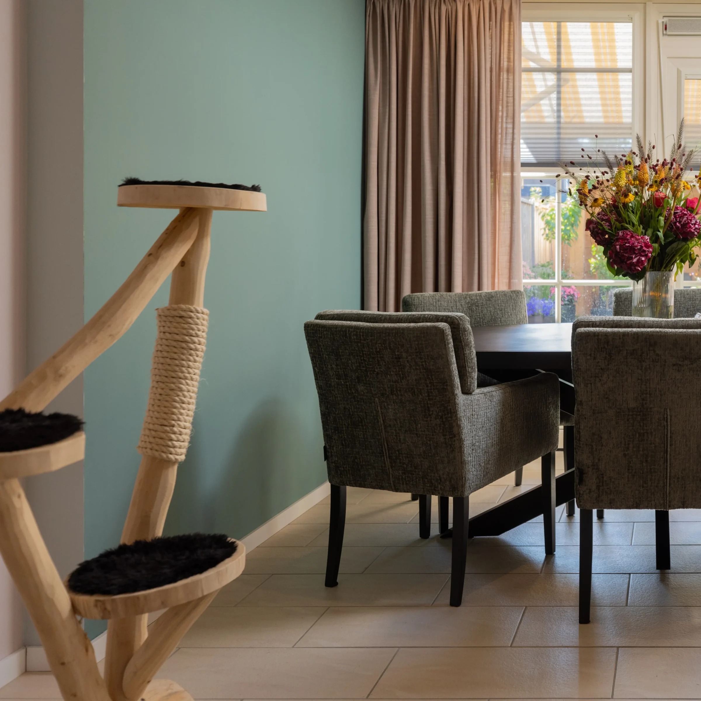 Krabpaal in huiskamer