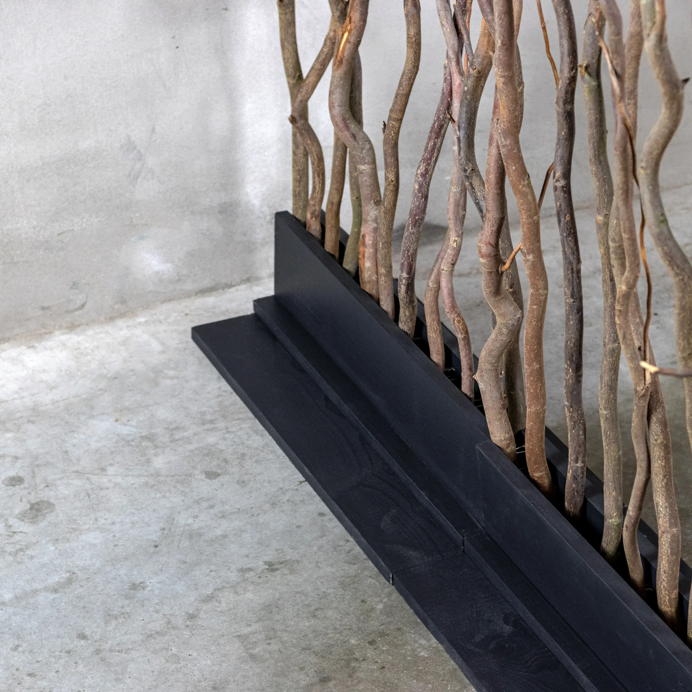 Kronkelwilg Roomdivider Axel Met zwarte voet H165cm, voet achterzijde