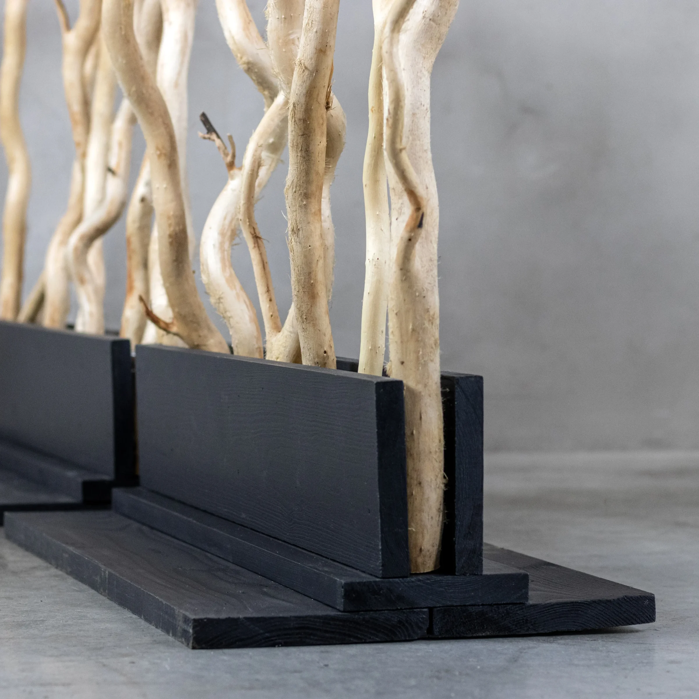 Kronkelwilg Roomdivider Viggo Gezandstraald Met zwarte voet H165cm, voet