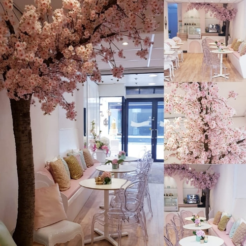Roze-maatwerk-bloesemboom-in-theehuis-Decoratietakken