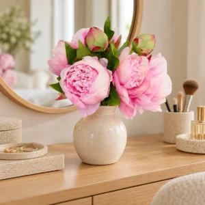 Roze pioenrozen op een stijlvolle kaptafel