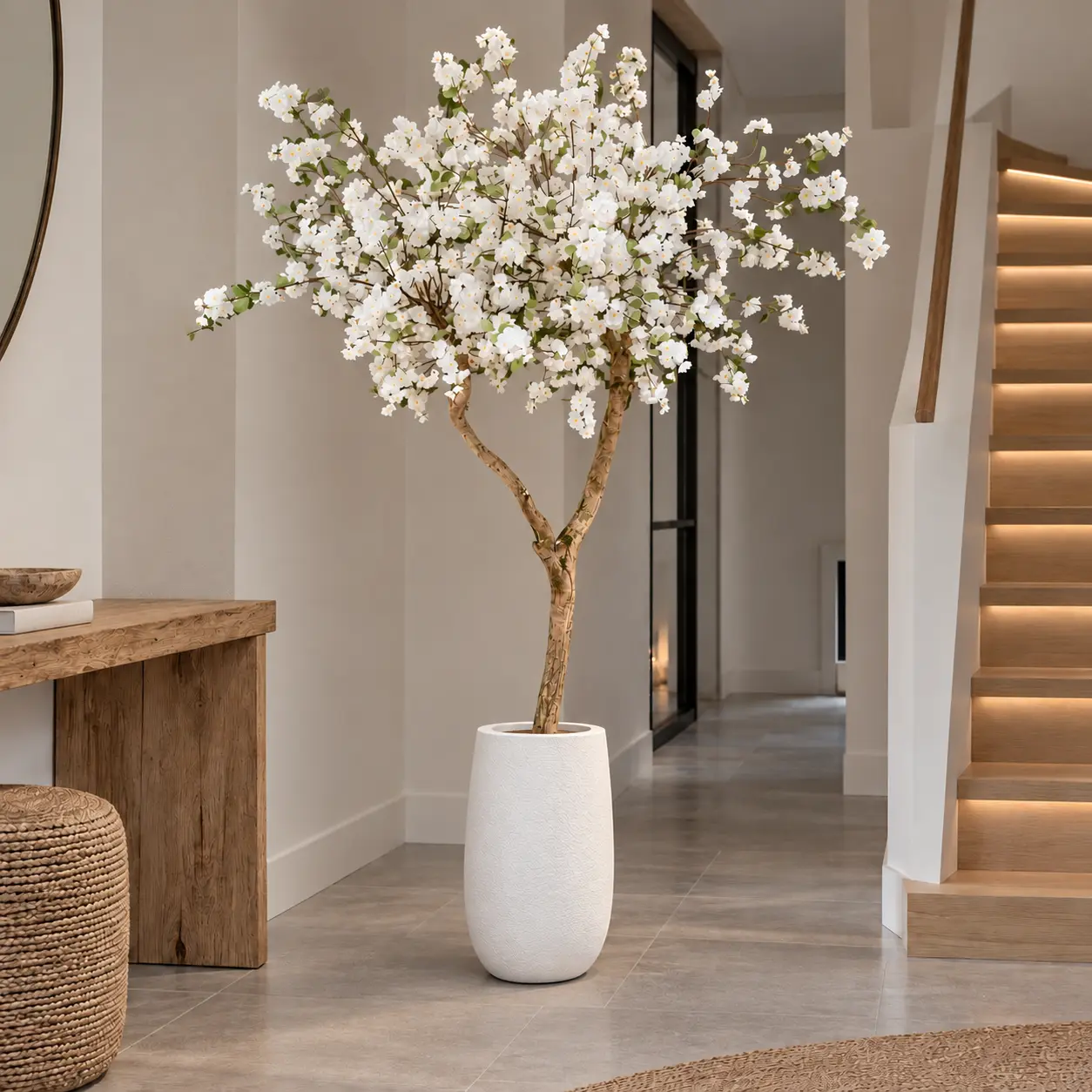 Scandinavische sfeer Bloesemboom in moderne hal