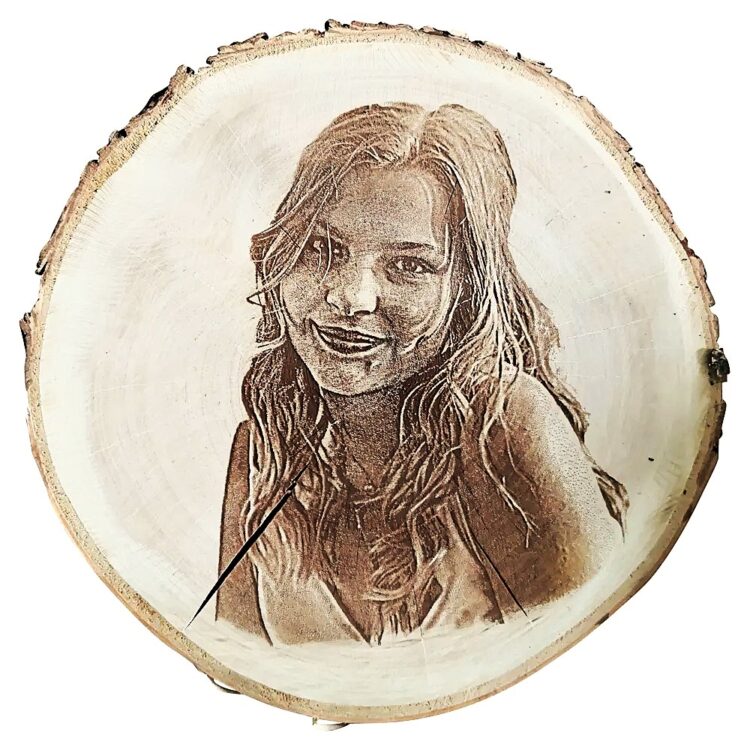 meisje op houtschijf